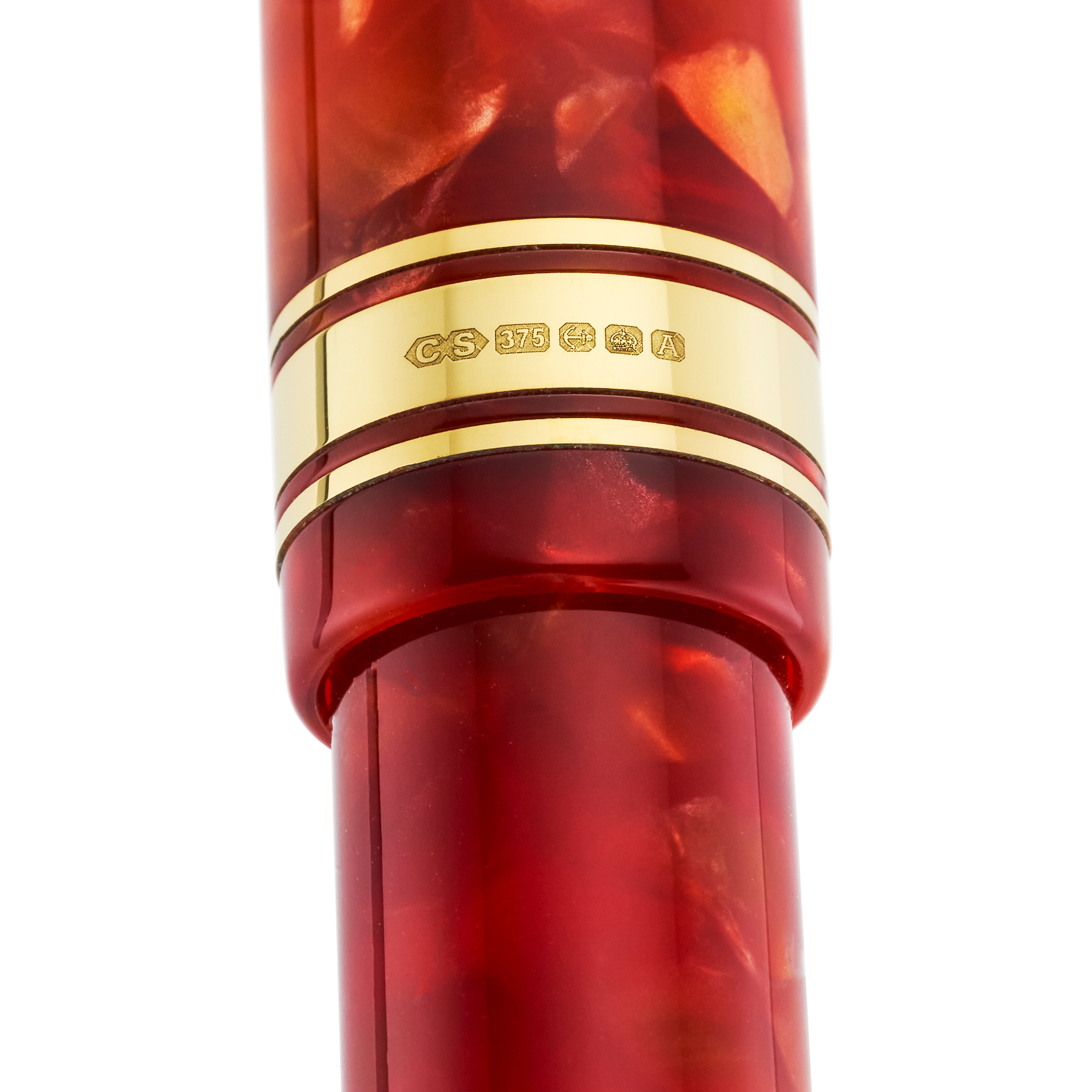 Nahaufnahme des mit CS 375 punzierten goldenen Kappenrings des Conway Stewart Series 100 Cherry Red Füllfederhalters