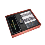 Estuche de presentación Churchill Heritage abierto, mostrando la pluma, el bote de tinta y el libro que la acompaña