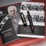 Churchill Heritage THEIR FINEST HOUR Füllfederhalter liegend auf einem Buch mit Churchills Reden, neben einem Punzen-Faltblatt