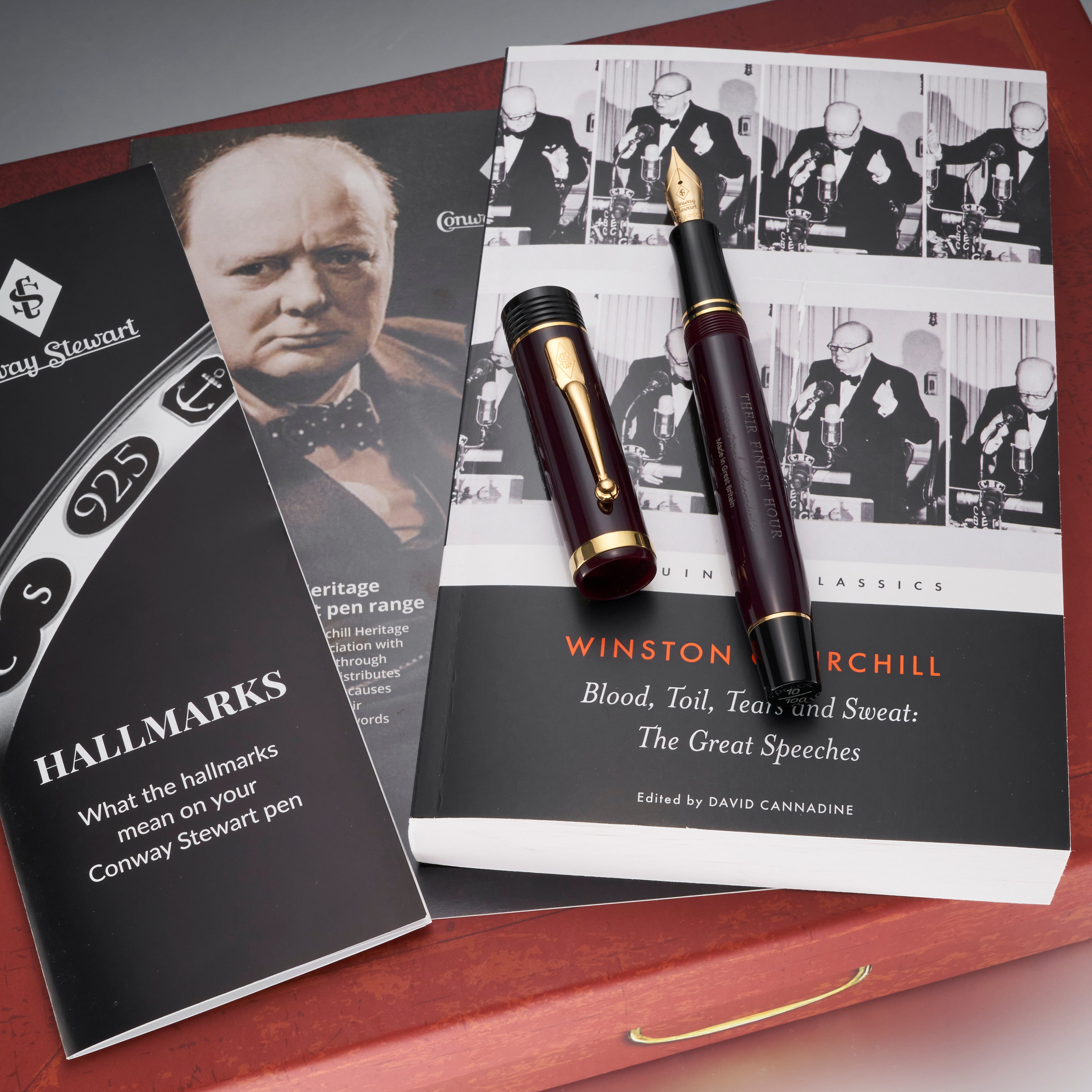 Their Finest Hour Bordeaux Fountain Penが、Churchill演説集の上に置かれ、そばに刻印冊子がある