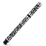 Henry Simpole Myrtle Stift in gespiegeltem Blickwinkel, silber-schwarzes Rankenwerk auf Kappe und Schaft