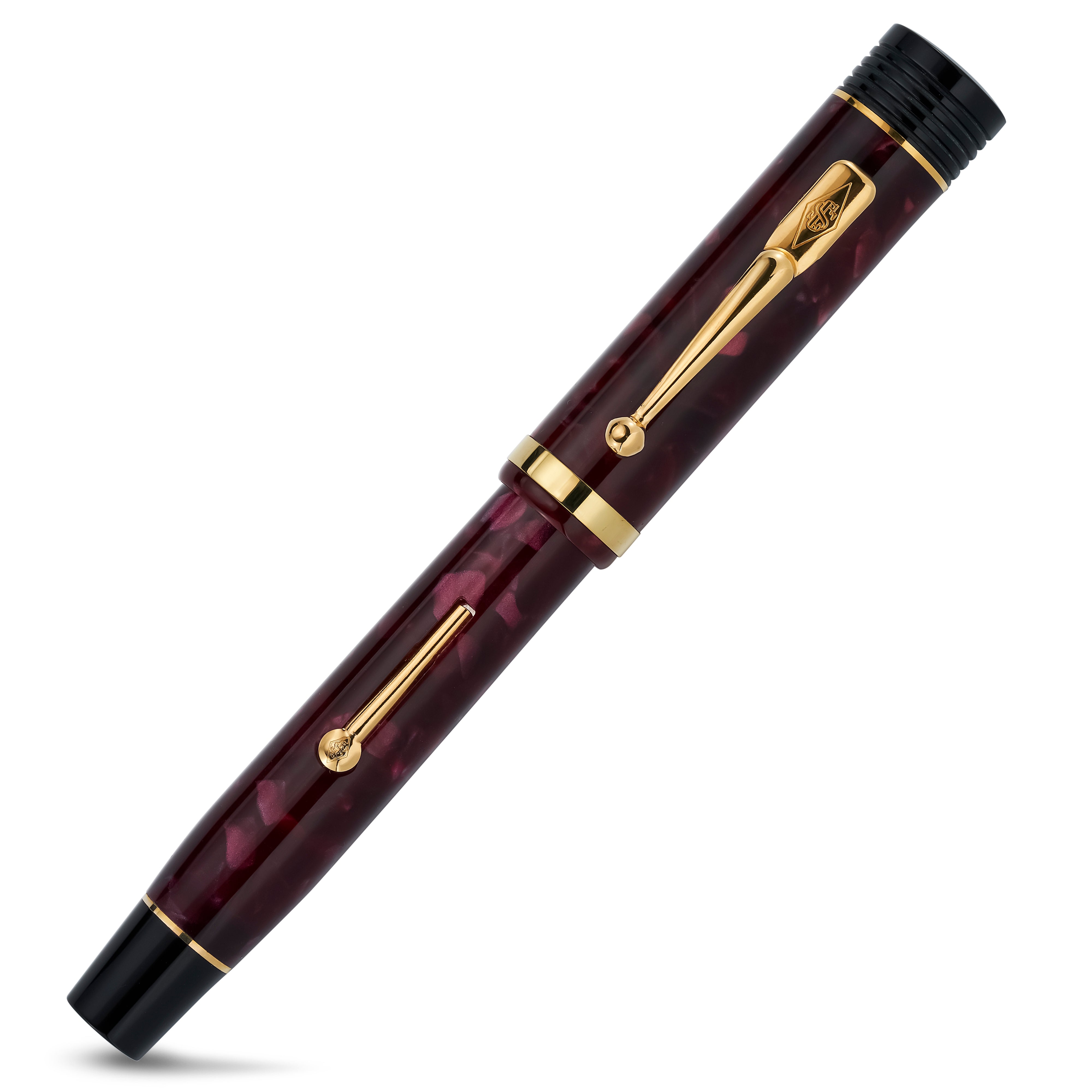 Churchill Burgundy拉杆上墨钢笔合上笔帽,展示酒红色大理石纹笔杆上的金色上墨拉杆