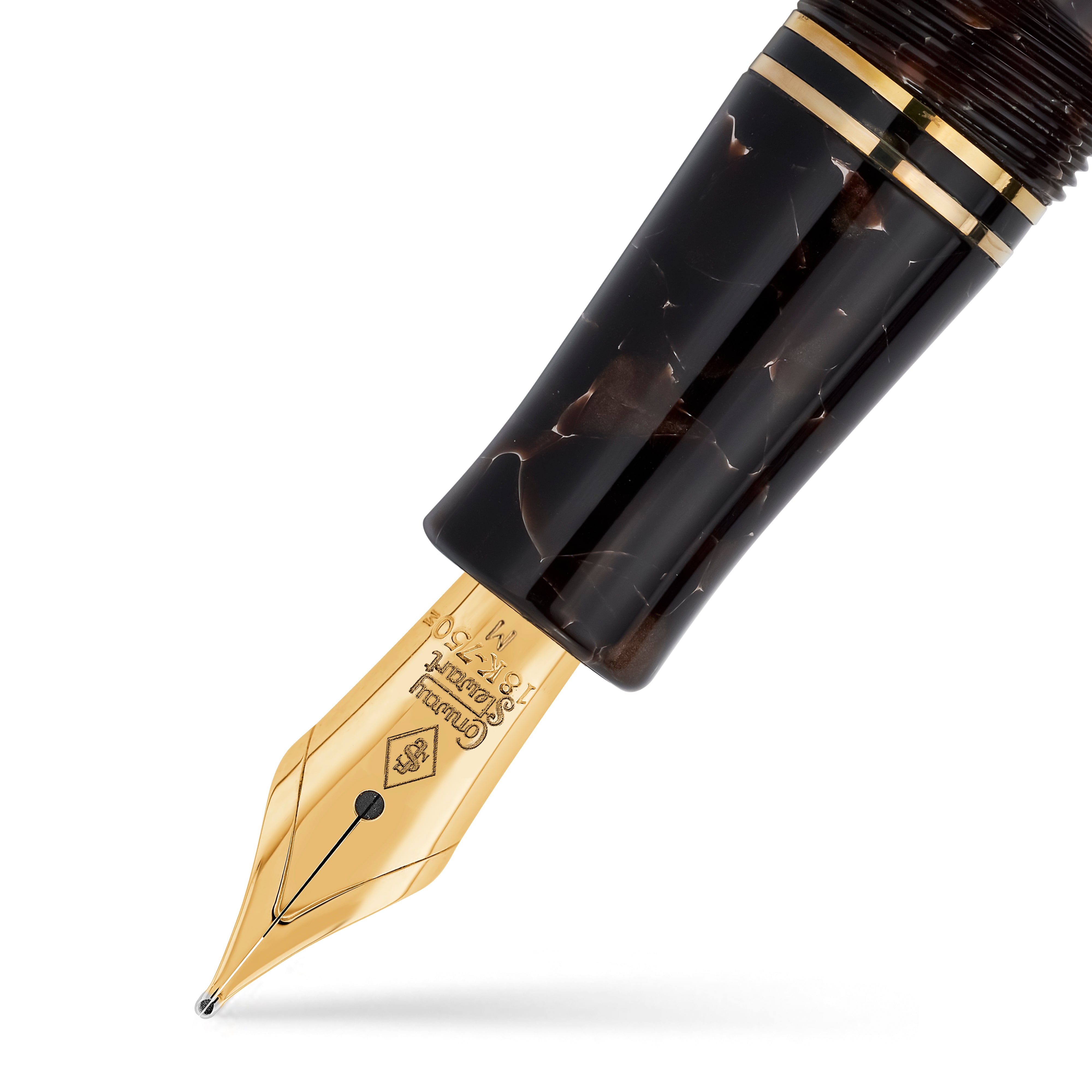 Gros plan de la plume dorée du stylo-plume Churchill Dartmoor Lever-Fill