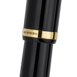 Nahaufnahme des mit CS 375 punzierten goldenen Kappenrings des Their Finest Hour Stifts