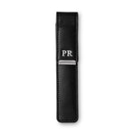 Schwarzes Leder-Stiftetui, personalisiert mit silbernen Initialen PR und silbernem Clip