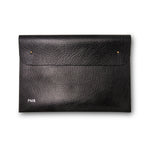 Schwarzes Leder-Etui flach liegend, goldenes PMR-Monogramm in der Ecke, Verschluss mit Messingknopf
