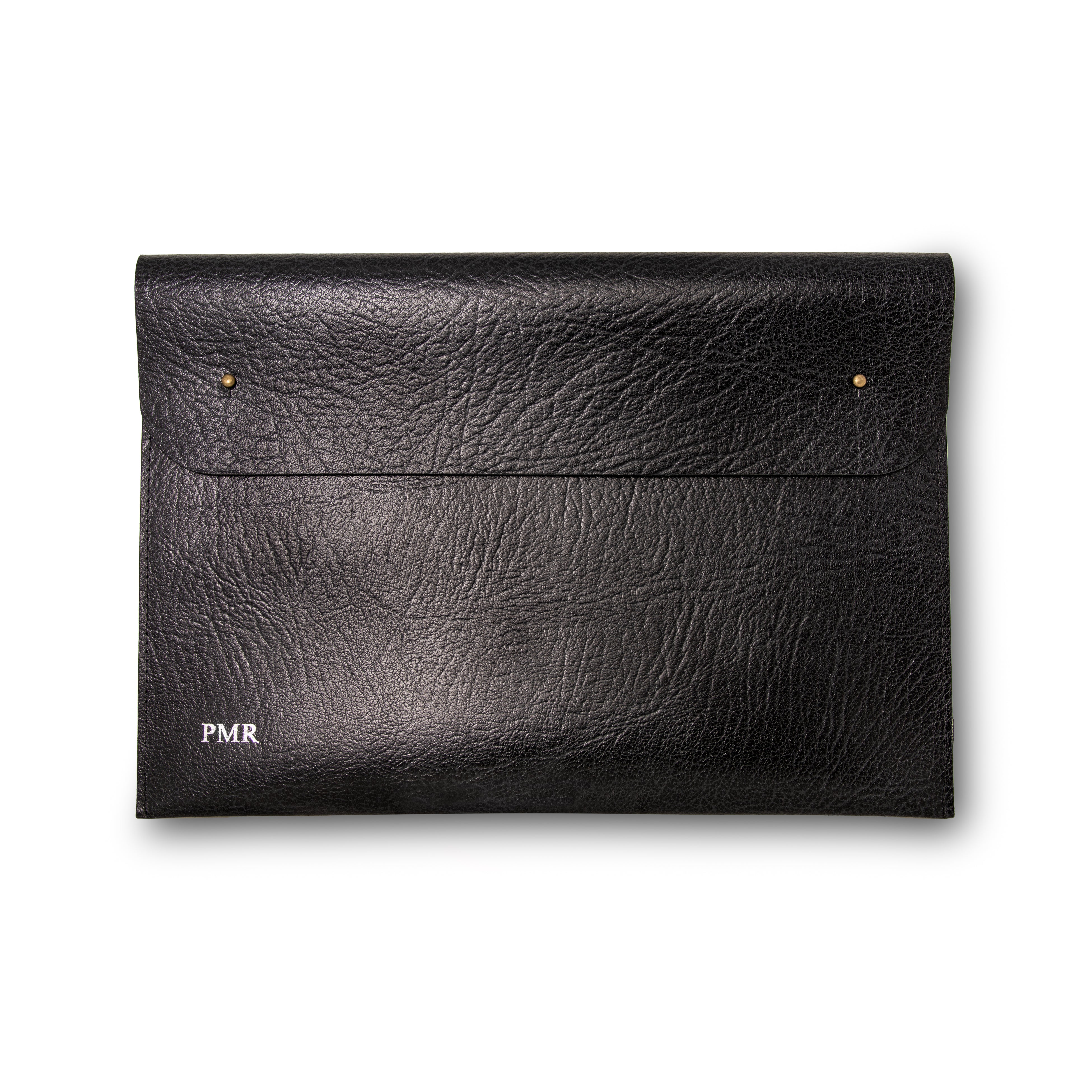 Schwarzes Leder-Etui flach liegend, goldenes PMR-Monogramm in der Ecke, Verschluss mit Messingknopf