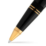 Gros plan du cône doré et de la pointe bille du stylo noir Churchill Heritage