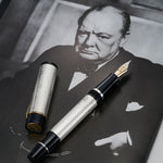 Stift und Kappe auf einem Churchill-Porträtdruck, Kappenring graviert mit 70th Anniversary Churchill