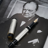Stift und Kappe auf einem Churchill-Porträtdruck, Kappenring graviert mit 70th Anniversary Churchill