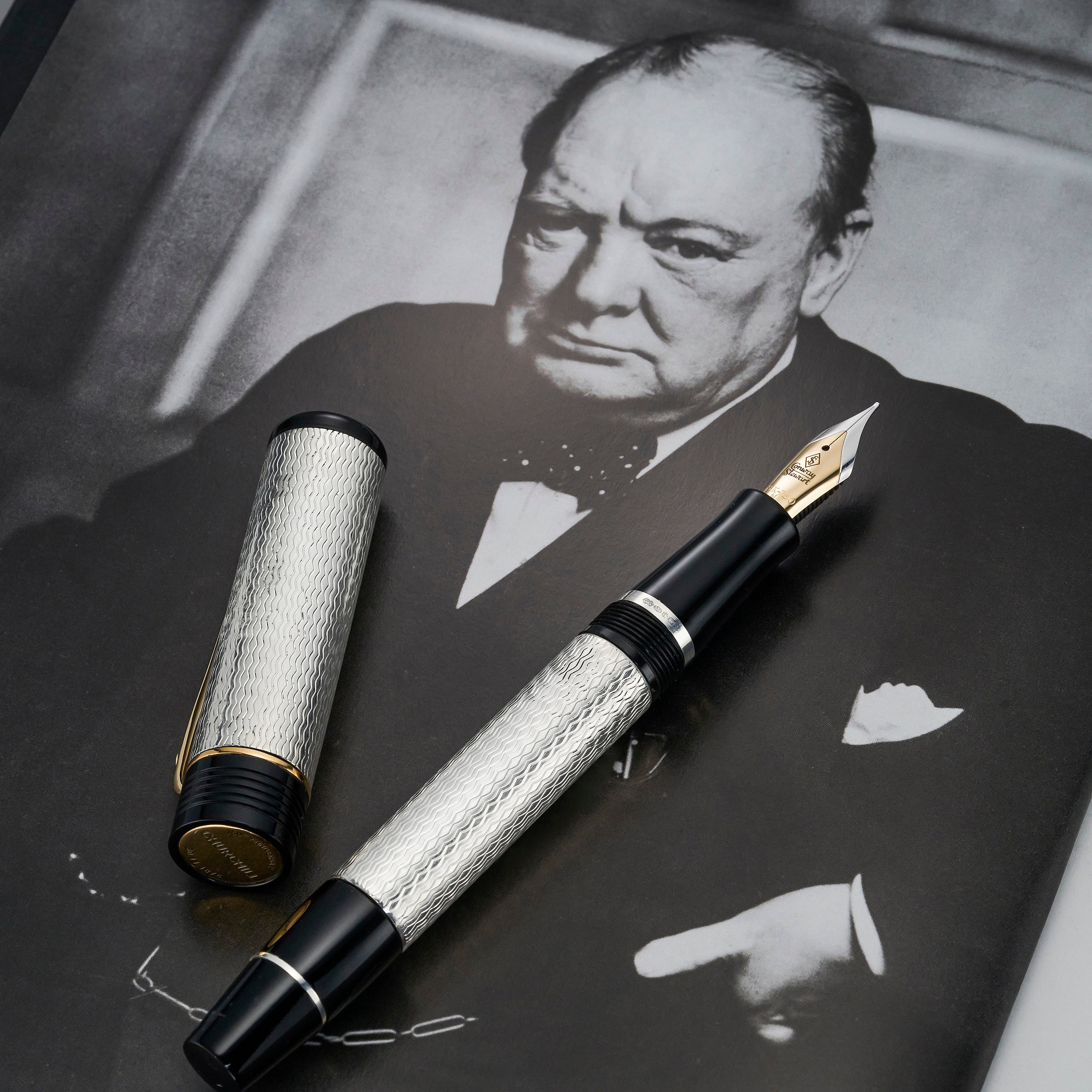 Stift und Kappe auf einem Churchill-Porträtdruck, Kappenring graviert mit 70th Anniversary Churchill