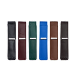 Sechs Leder-Stiftetuis in einer Reihe, in Schwarz, Bordeauxrot, Grün, Blau, Beige und Dunkelbraun