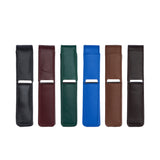 Sechs Leder-Stiftetuis in einer Reihe, in Schwarz, Bordeauxrot, Grün, Blau, Beige und Dunkelbraun