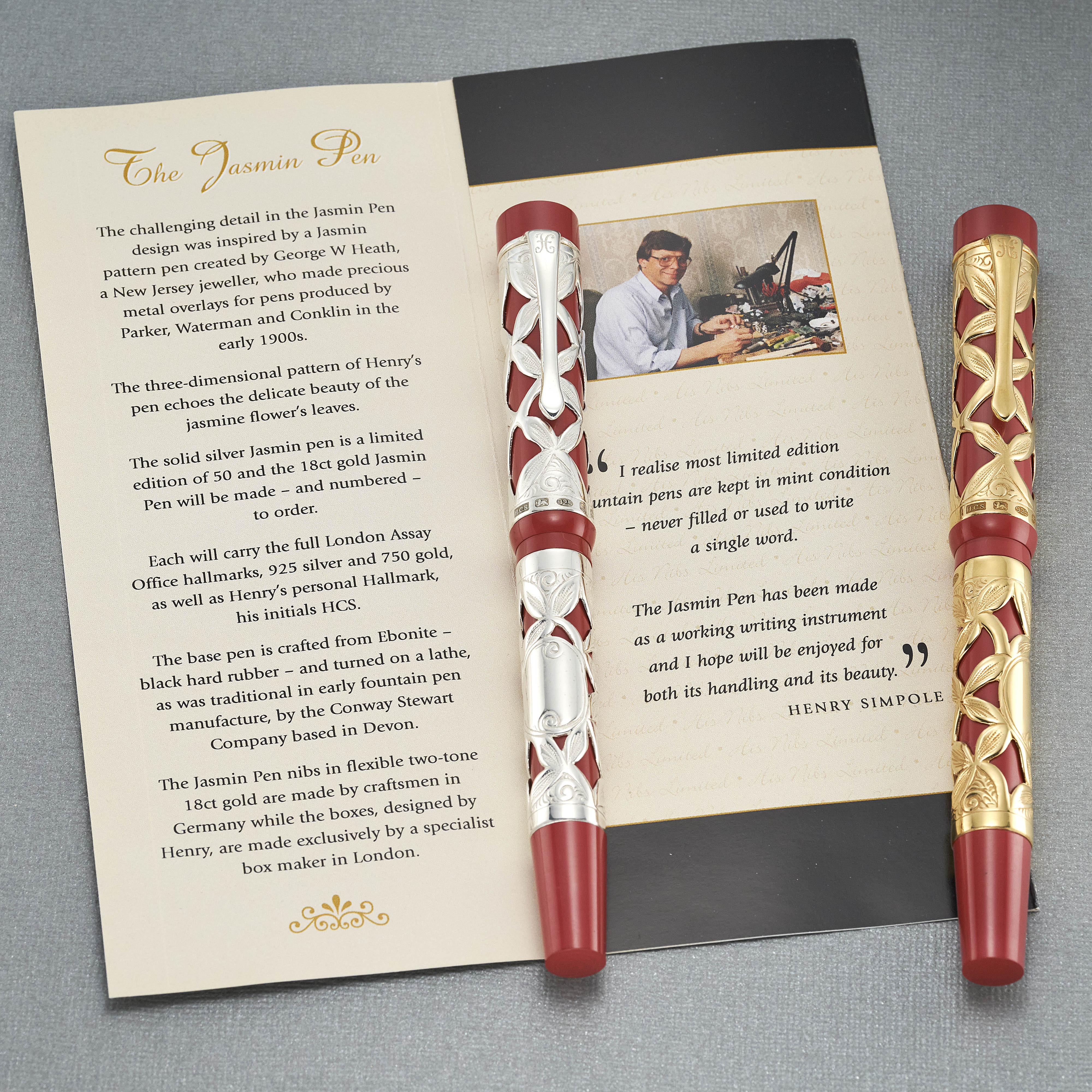 Geöffnete Jasmin-Pen-Broschüre mit einem Foto von Henry Simpole, daneben die Silber- und Goldversionen des Stifts