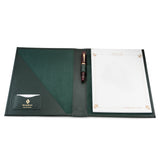 Porte-documents A4 en cuir Conway Stewart ouvert, avec un stylo-plume bordeaux glissé dans le porte-stylo