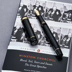 Stylo Black Churchill Heritage posé sur un livre de discours de guerre de Winston Churchill
