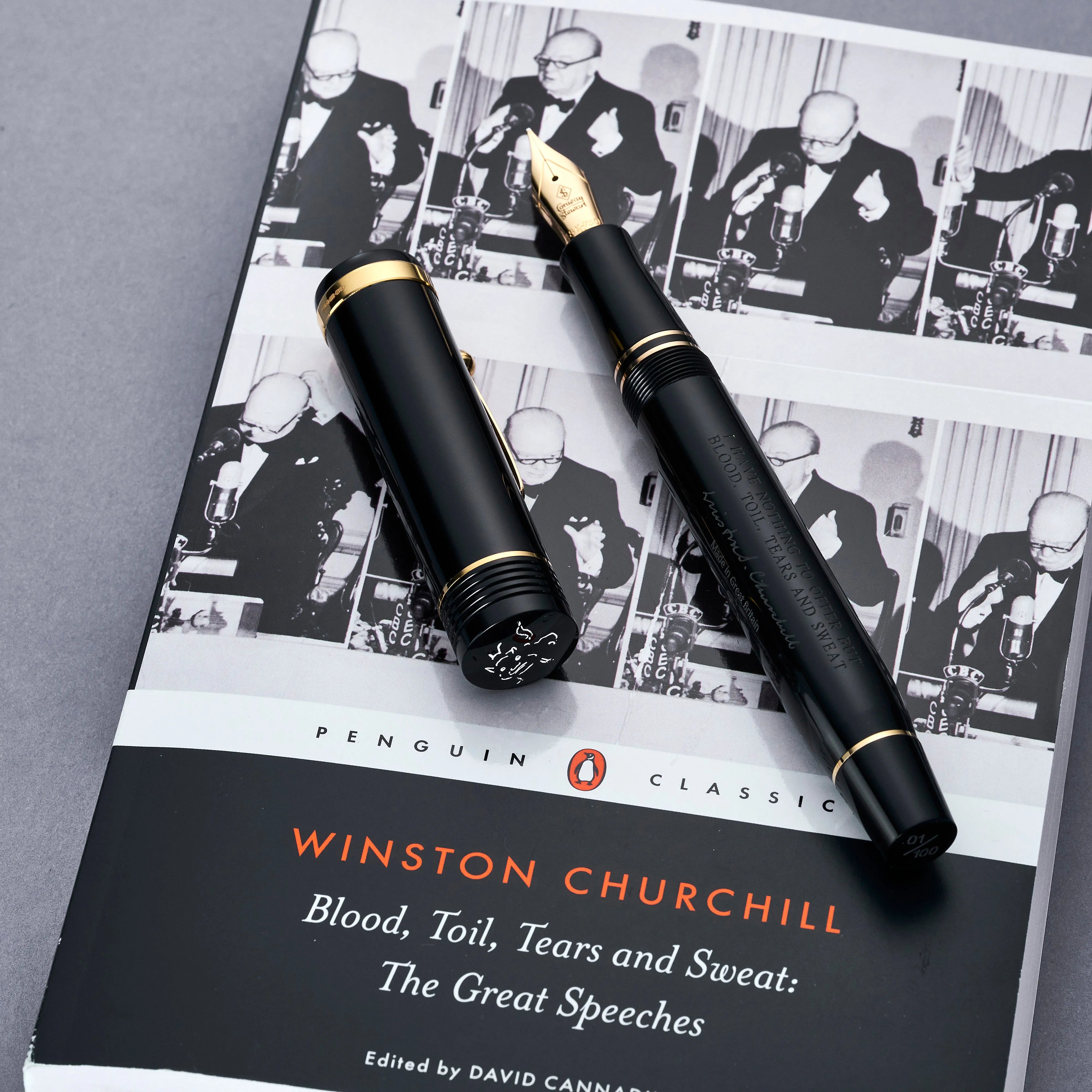 Stylo Black Churchill Heritage posé sur un livre de discours de guerre de Winston Churchill