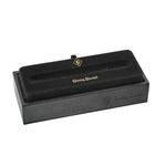 Estuche de presentación Conway Stewart negro abierto con bandeja de terciopelo para la pluma, mostrado vacío