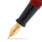 Feder-Nahaufnahme am Conway Stewart Collectors Pen, Goldfeder und kirschrot marmorierter Schaft