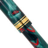 Nahaufnahme der Goldpunzen am Kappenring des Conway Stewart Series 100 Red Whirl Kugelschreibers