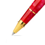 Tintenroller-Spitzen-Nahaufnahme am Crimson Blush Stift, goldener Konus und rot marmorierter Schaft