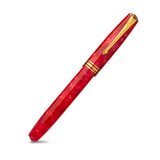 Series 58 Crimson Blushペン、キャップを閉じた状態。レッドのマーブル模様のアクリルにゴールドクリップと装飾