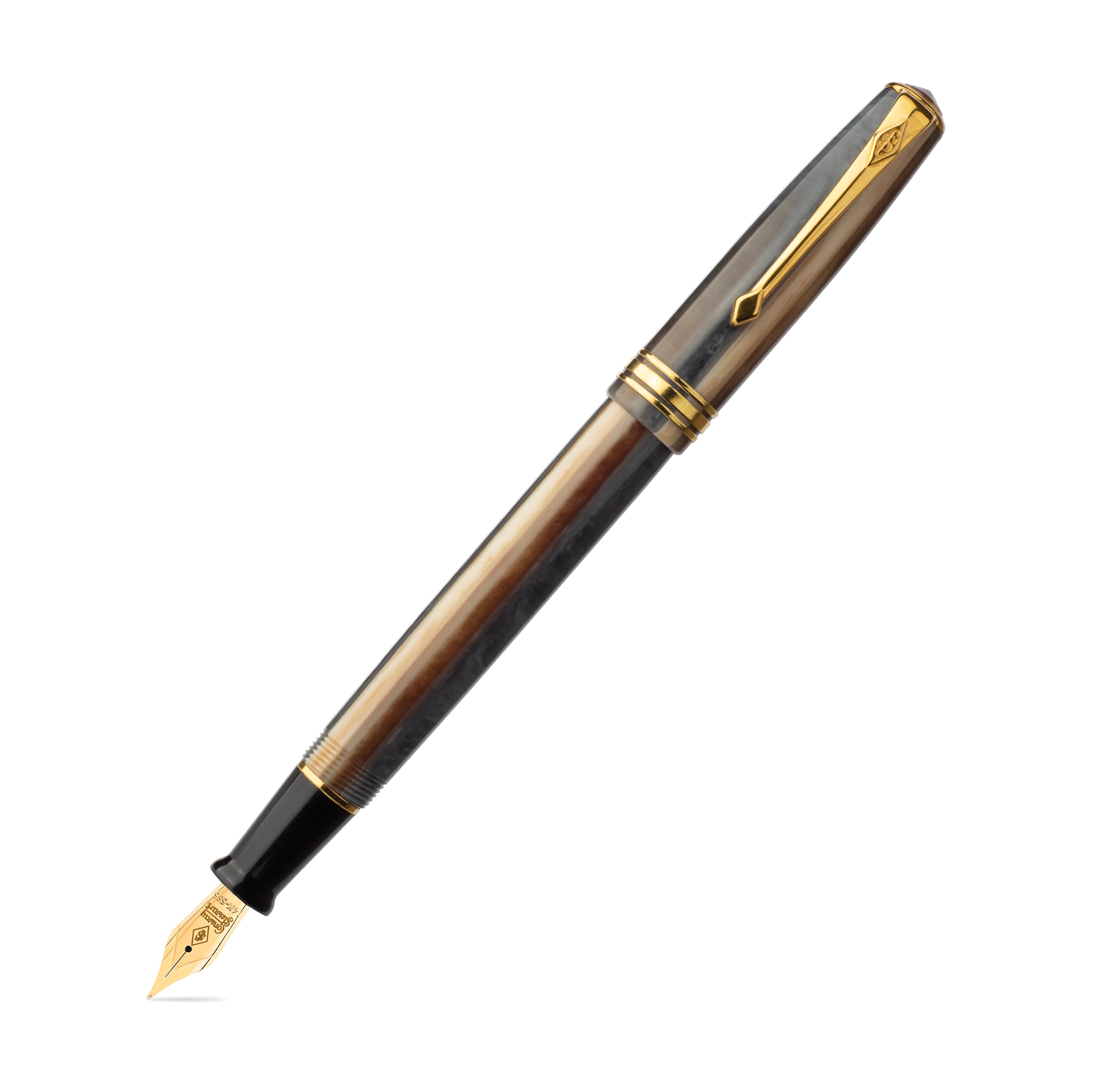 Conway Stewart Series 58 Sandstone万年筆、キャップを閉じた状態。ブラウンとグレーのマーブル模様のアクリルとゴールドの装飾