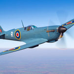 Avion de chasse Supermarine Spitfire en plein virage sur fond de ciel bleu