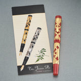 Jasmin Vermeil Stift mit geschlossener Kappe auf dem Umschlag des Jasmin-Pen-Hefts, mit Darstellung der Gold- und Silberversionen