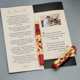 Jasmin Vermeil Stift und Kappe liegend auf dem geöffneten Jasmin-Pen-Heft neben einem Foto von Henry Simpole