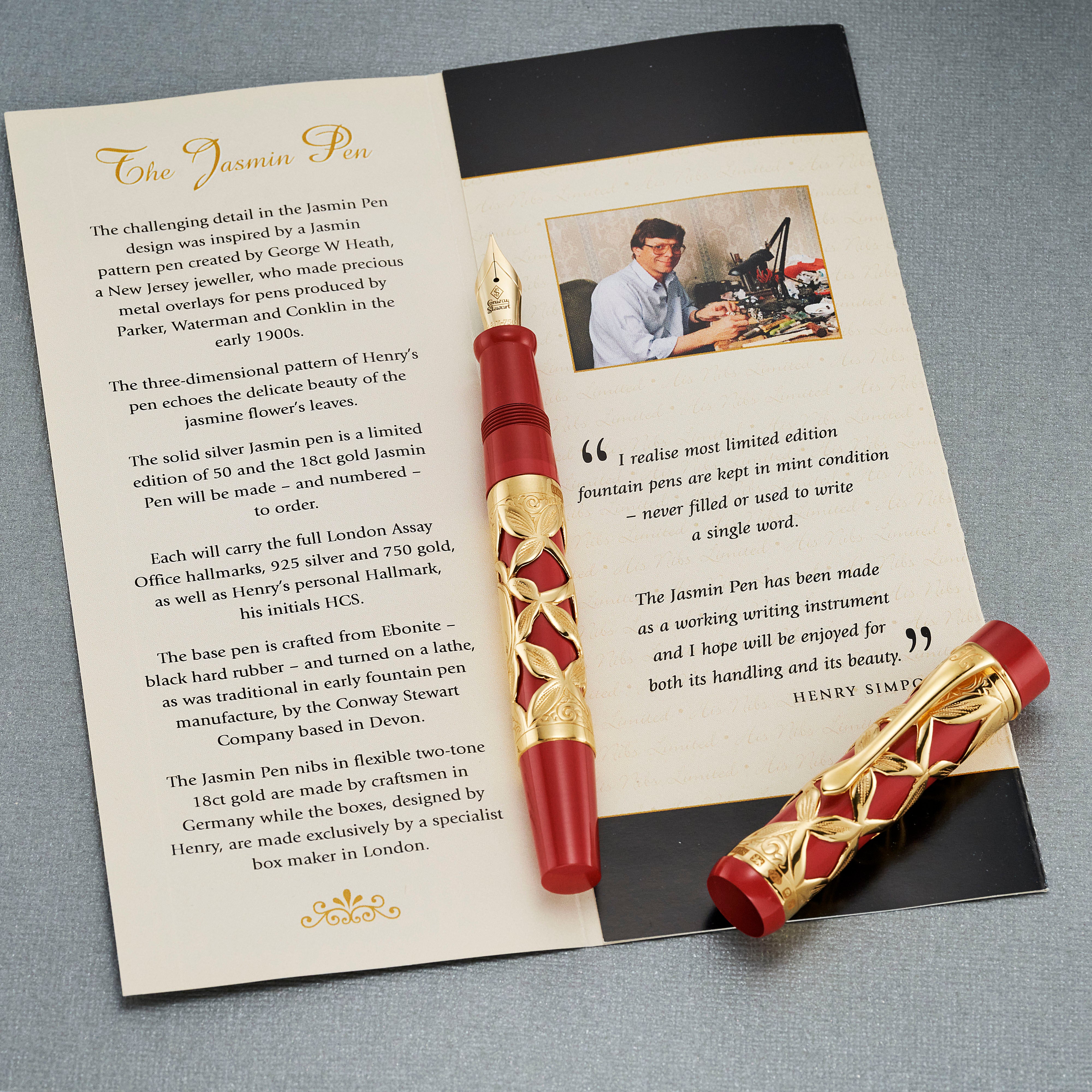 Jasmin Vermeil Stift und Kappe liegend auf dem geöffneten Jasmin-Pen-Heft neben einem Foto von Henry Simpole