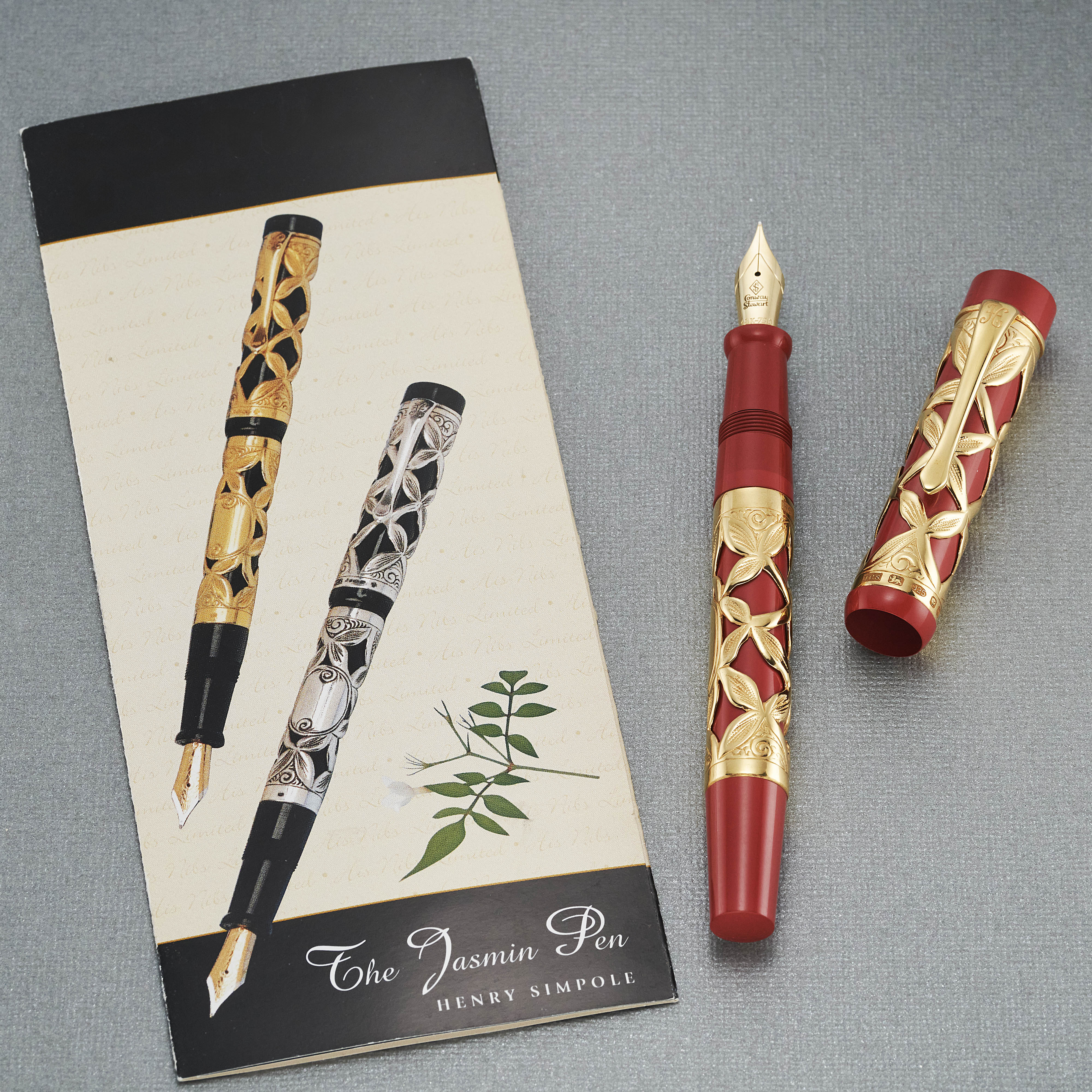 Jasmin Vermeil Stift ohne Kappe neben seiner Kappe auf dem Jasmin-Pen-Heft, Feder und Filigran sichtbar