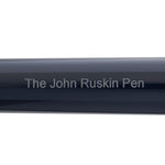 बैरल उत्कीर्णता का क्लोज़-अप, जिस पर The John Ruskin Pen लिखा है
