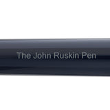 बैरल उत्कीर्णता का क्लोज़-अप, जिस पर The John Ruskin Pen लिखा है