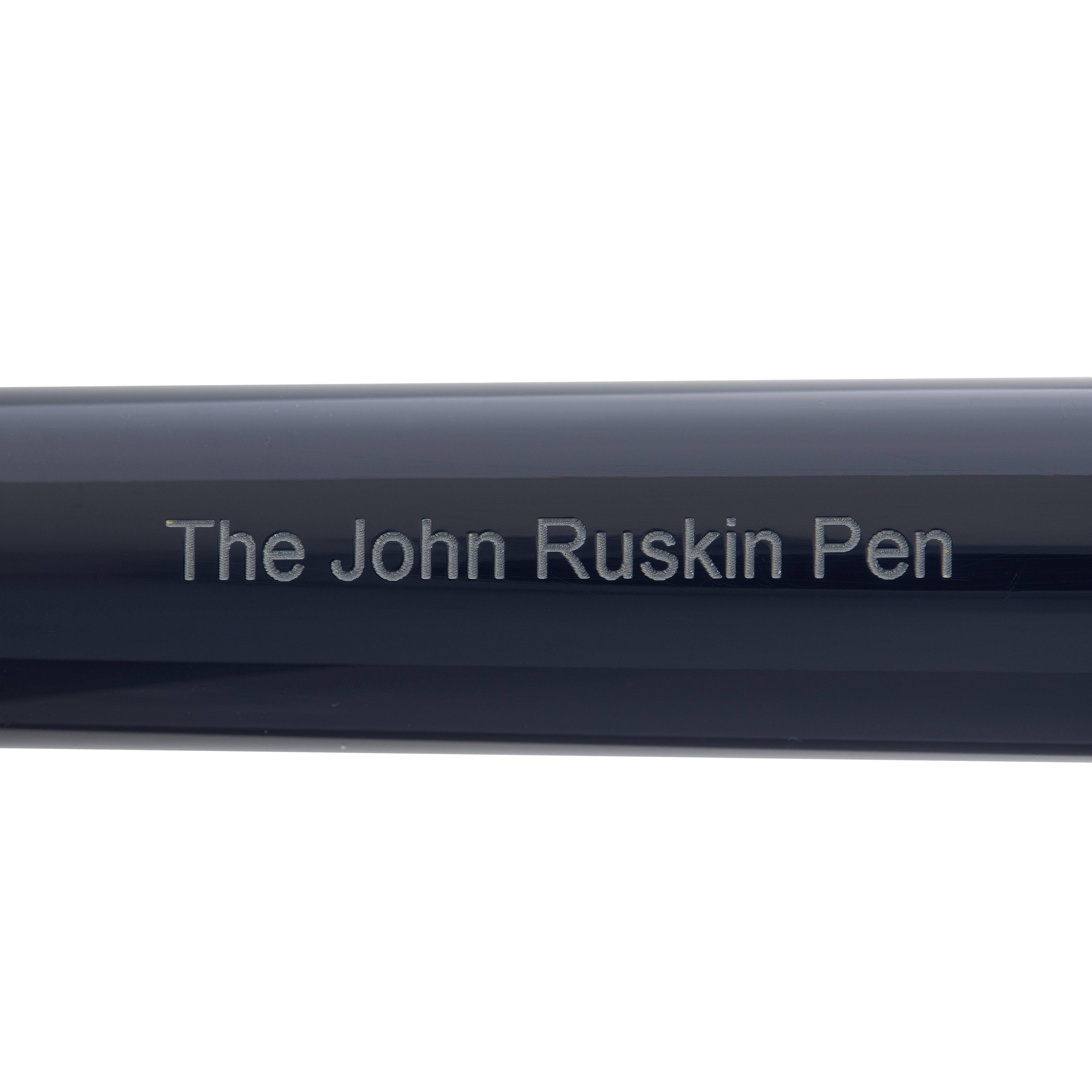 बैरल उत्कीर्णता का क्लोज़-अप, जिस पर The John Ruskin Pen लिखा है