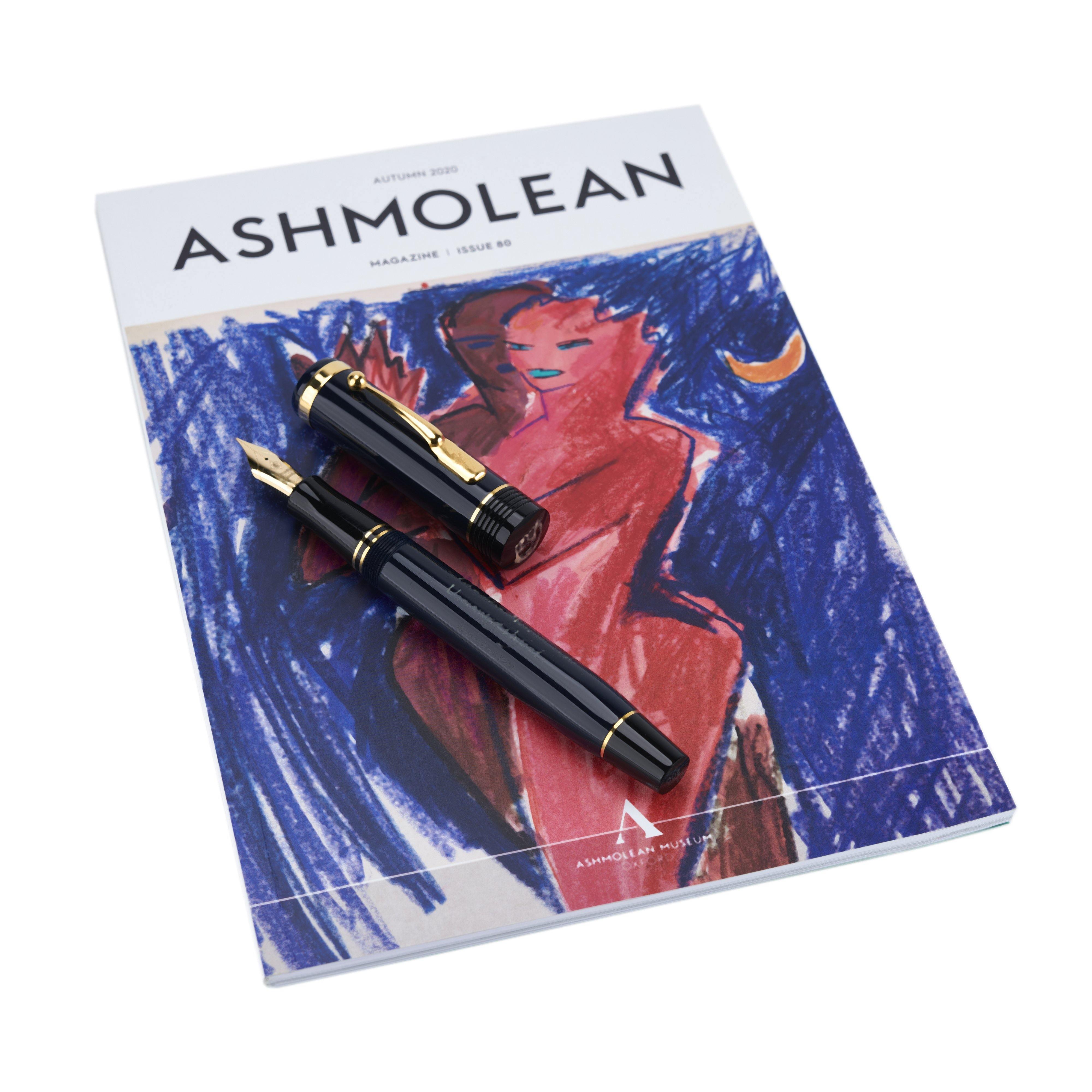 Ashmolean John Ruskin फाउंटेन पेन Ashmolean पत्रिका की एक प्रति पर रखा हुआ