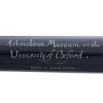 बैरल उत्कीर्णता का क्लोज़-अप, जिस पर Ashmolean Museum in the University of Oxford, made in Great Britain लिखा है