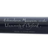 बैरल उत्कीर्णता का क्लोज़-अप, जिस पर Ashmolean Museum in the University of Oxford, made in Great Britain लिखा है
