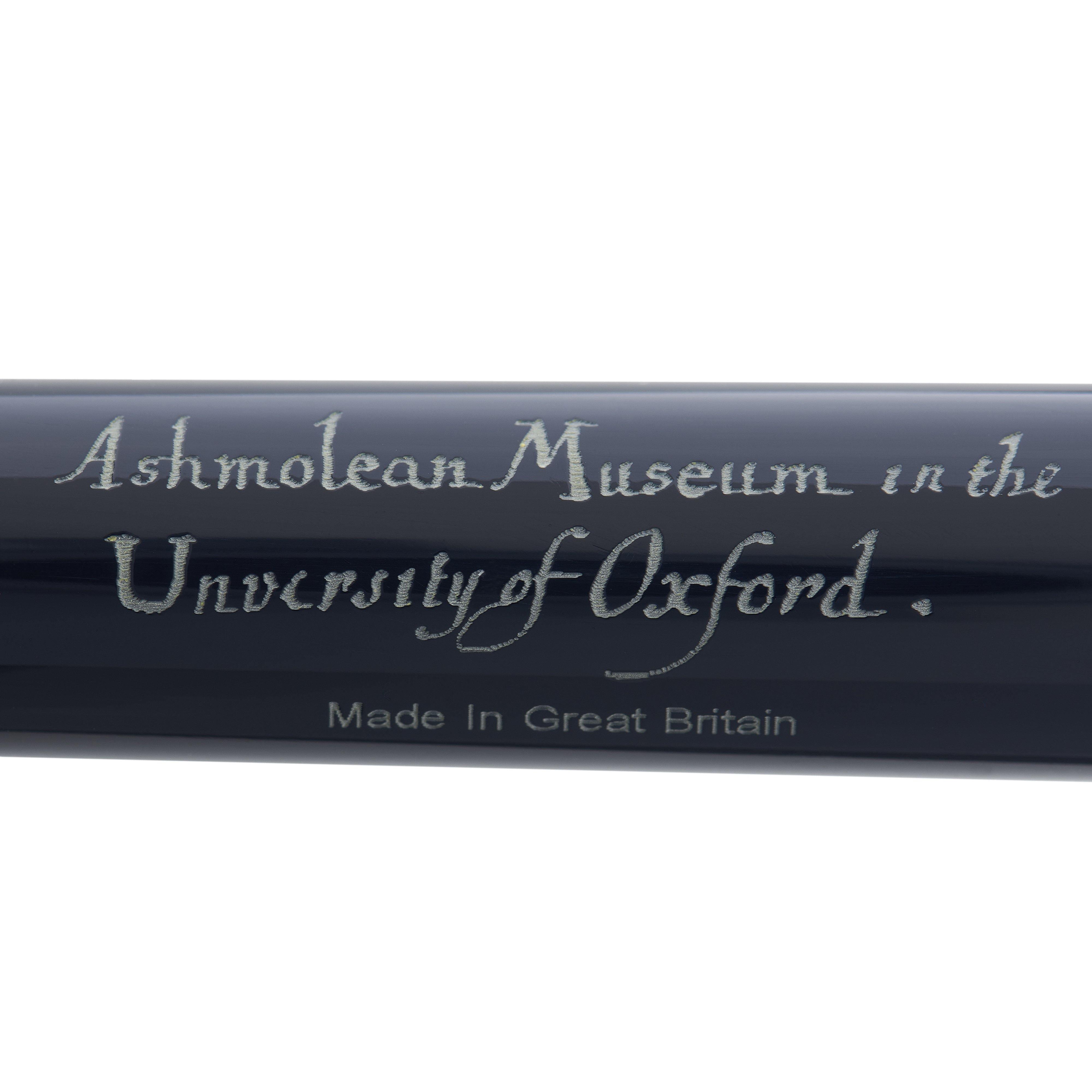 बैरल उत्कीर्णता का क्लोज़-अप, जिस पर Ashmolean Museum in the University of Oxford, made in Great Britain लिखा है