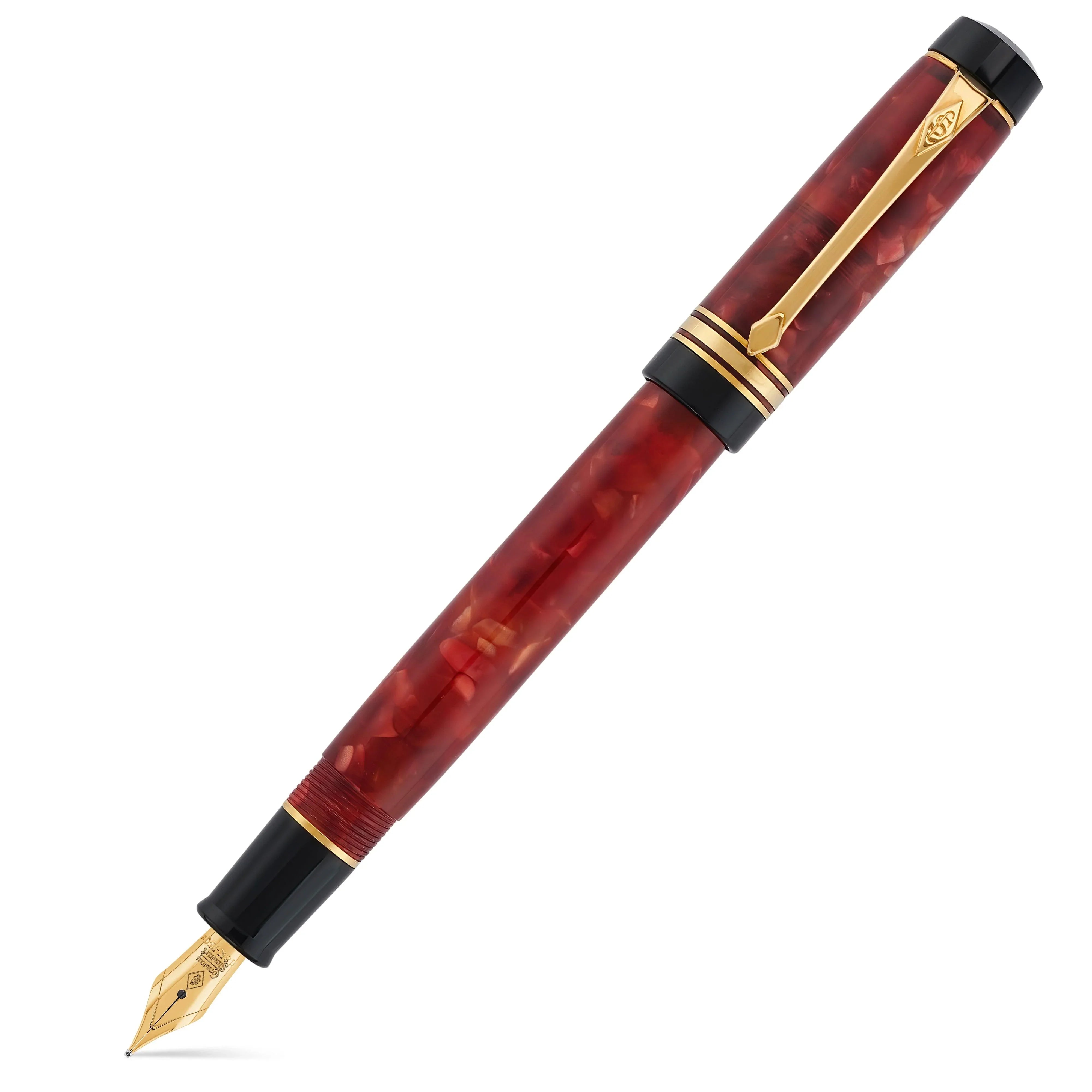 Belliver Cherry Red万年筆、キャップを閉じた状態。マーブル模様のチェリーレッドの軸とゴールドの装飾を斜めから撮影