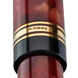 Belliver Cherry Redペンの、375の刻印が入ったゴールドキャップバンドのクローズアップ