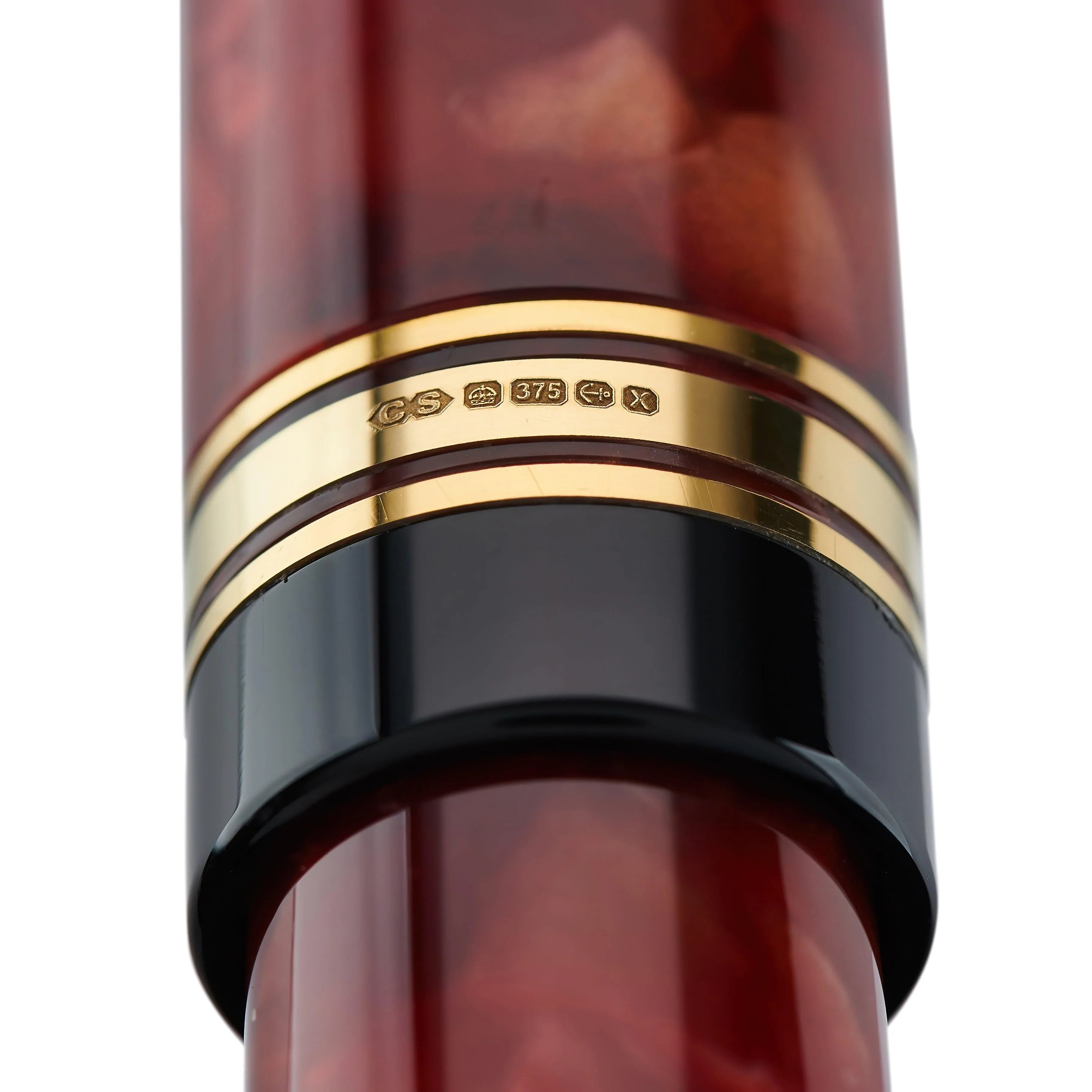 Belliver Cherry Redペンの、375の刻印が入ったゴールドキャップバンドのクローズアップ