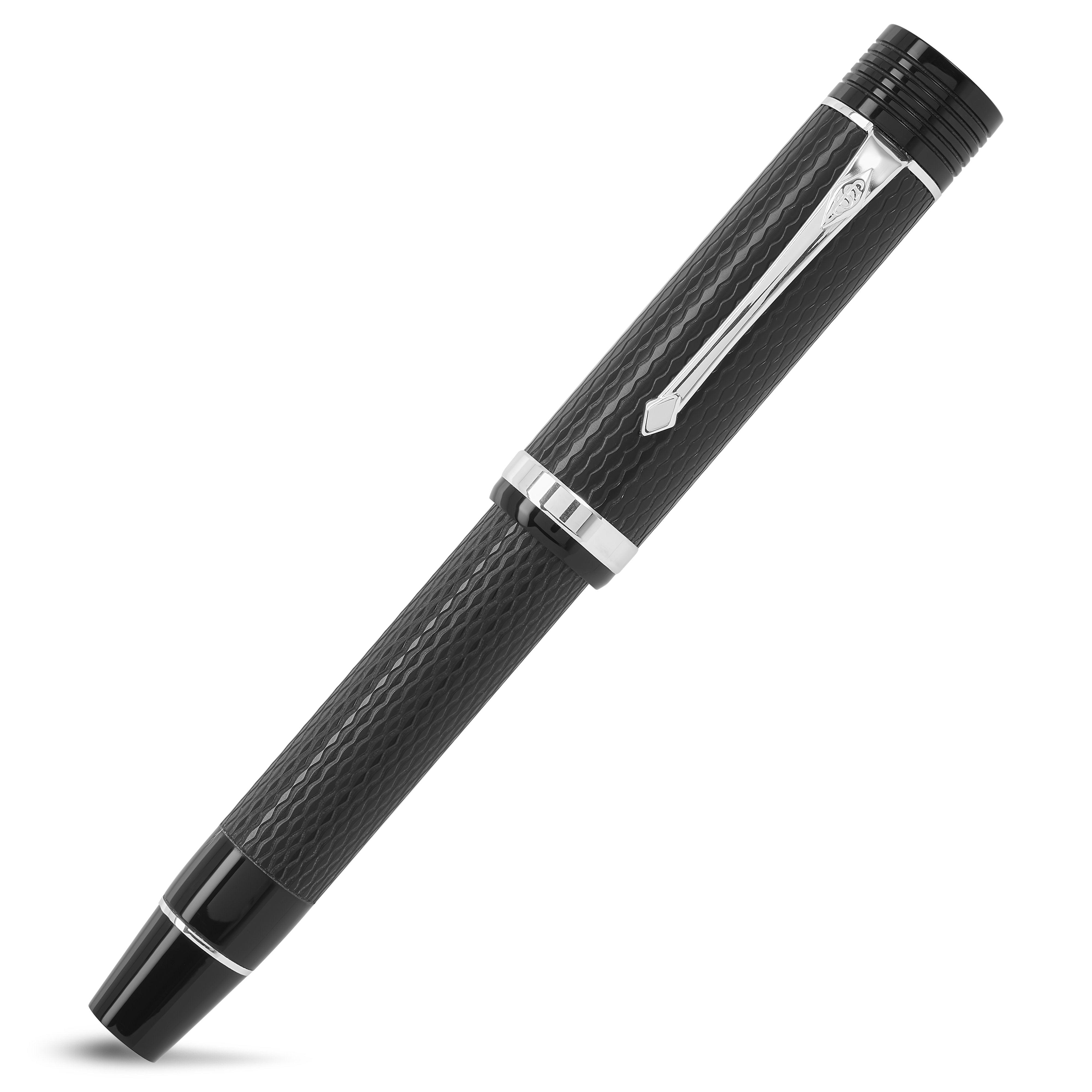 Churchill Black Chased Füllfederhalter geschlossen, ziseliertes Chevron-Muster und Chrom-Clip