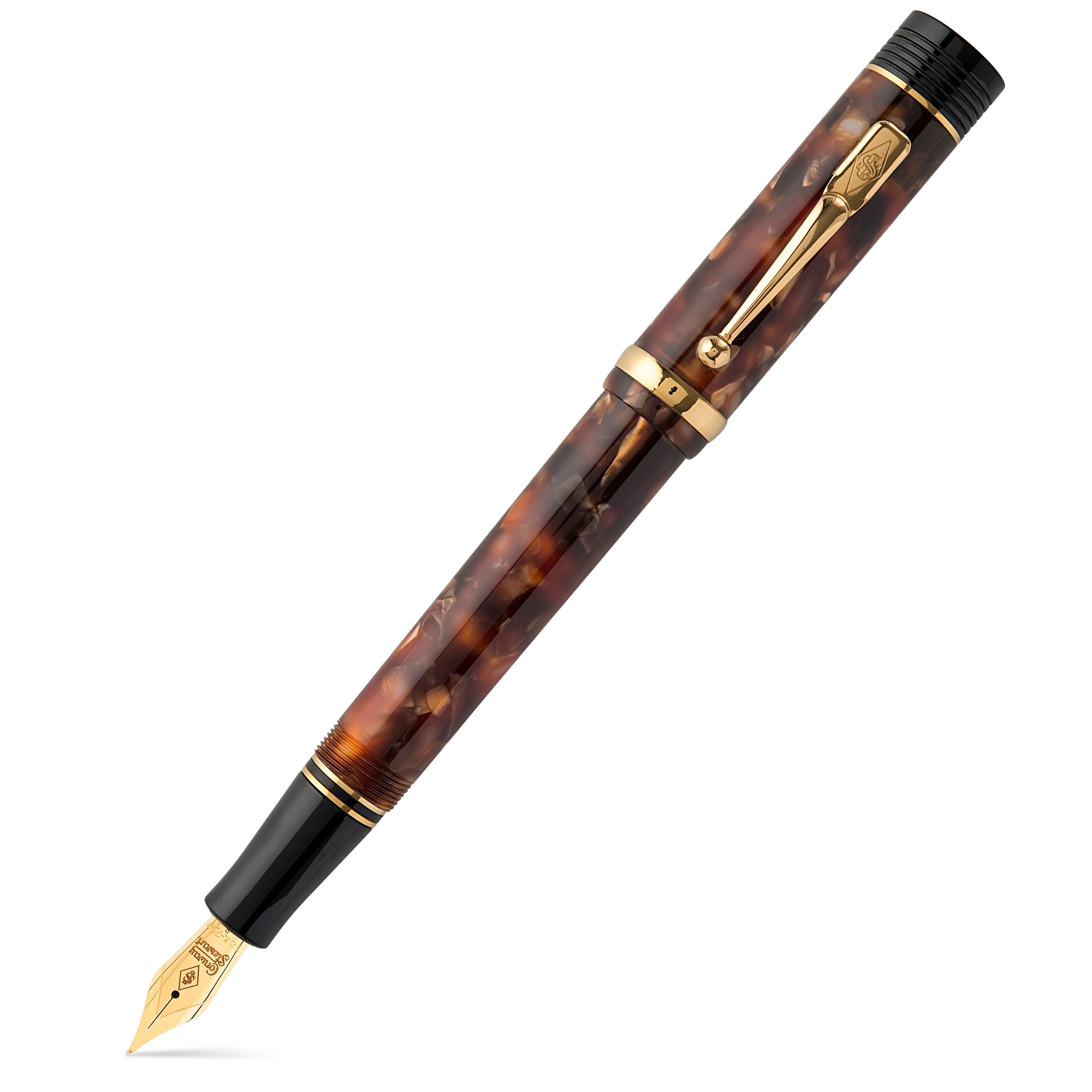 Geschlossener Churchill Bracket Brown Füllfederhalter, diagonal gezeigt, Schildpatt-Acryl mit schwarzer Kappe und Goldbeschlägen