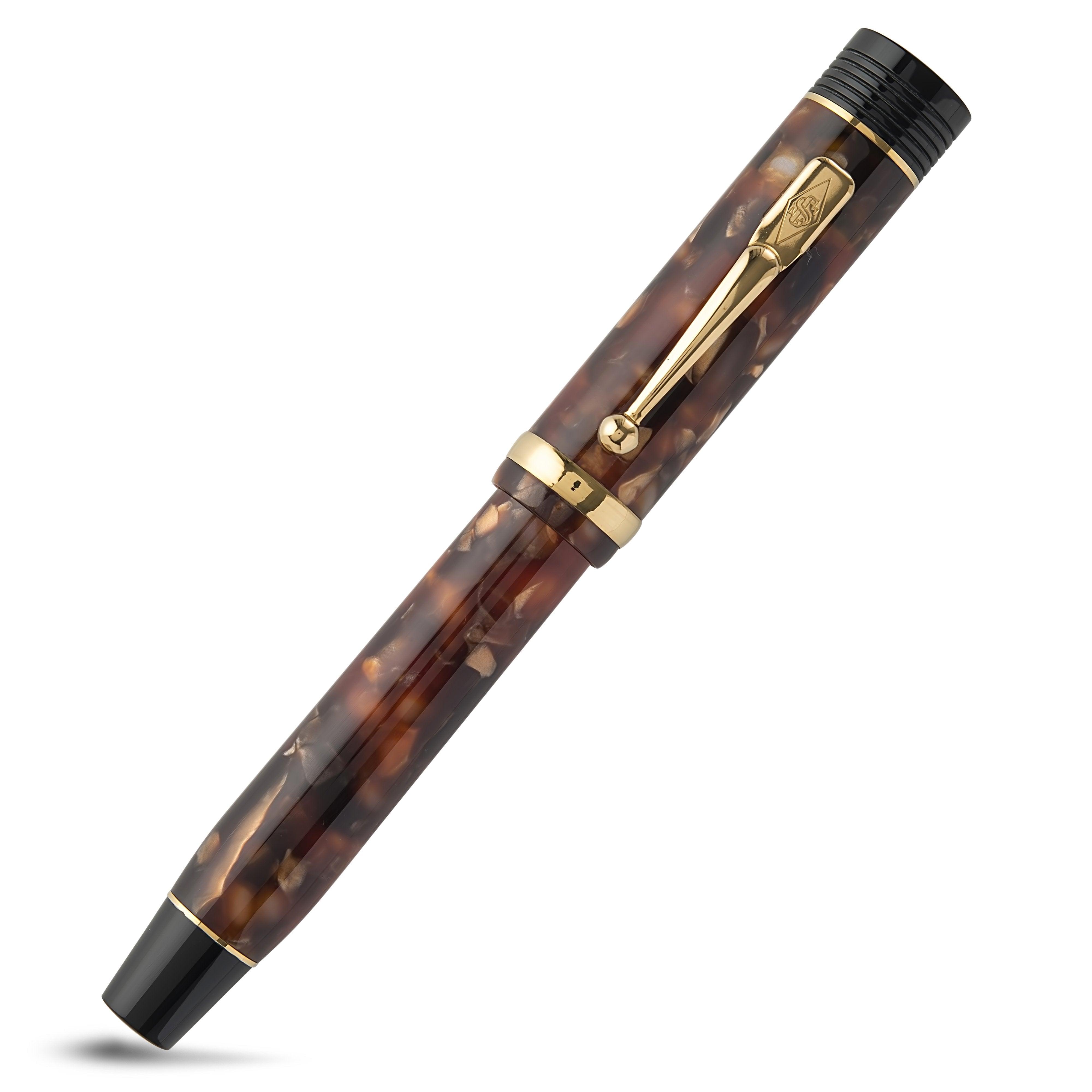 Geschlossener Churchill Bracket Brown Füllfederhalter, im umgekehrten Diagonalwinkel mit Blick auf Clip und Kappenbänder