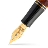 Makroaufnahme der goldenen Feder mit der Gravur „Conway Stewart“ auf dem Churchill Bracket Brown Füllfederhalter