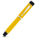 Roller Churchill Bracket Yellow con capuchón, vista en diagonal del cuerpo de laca amarilla con acabados plateados