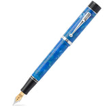 कैप लगाकर Churchill Ceruleum Blue फाउंटेन पेन तिरछे दृश्य में दिखाया गया, सिल्वर क्लिप के साथ नीली मार्बल्ड एक्रिलिक