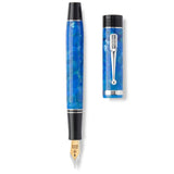 Churchill Ceruleum Blue फाउंटेन पेन का बैरल और कैप साथ-साथ रखे हुए, ऊपर से फ्लैट ले दृश्य