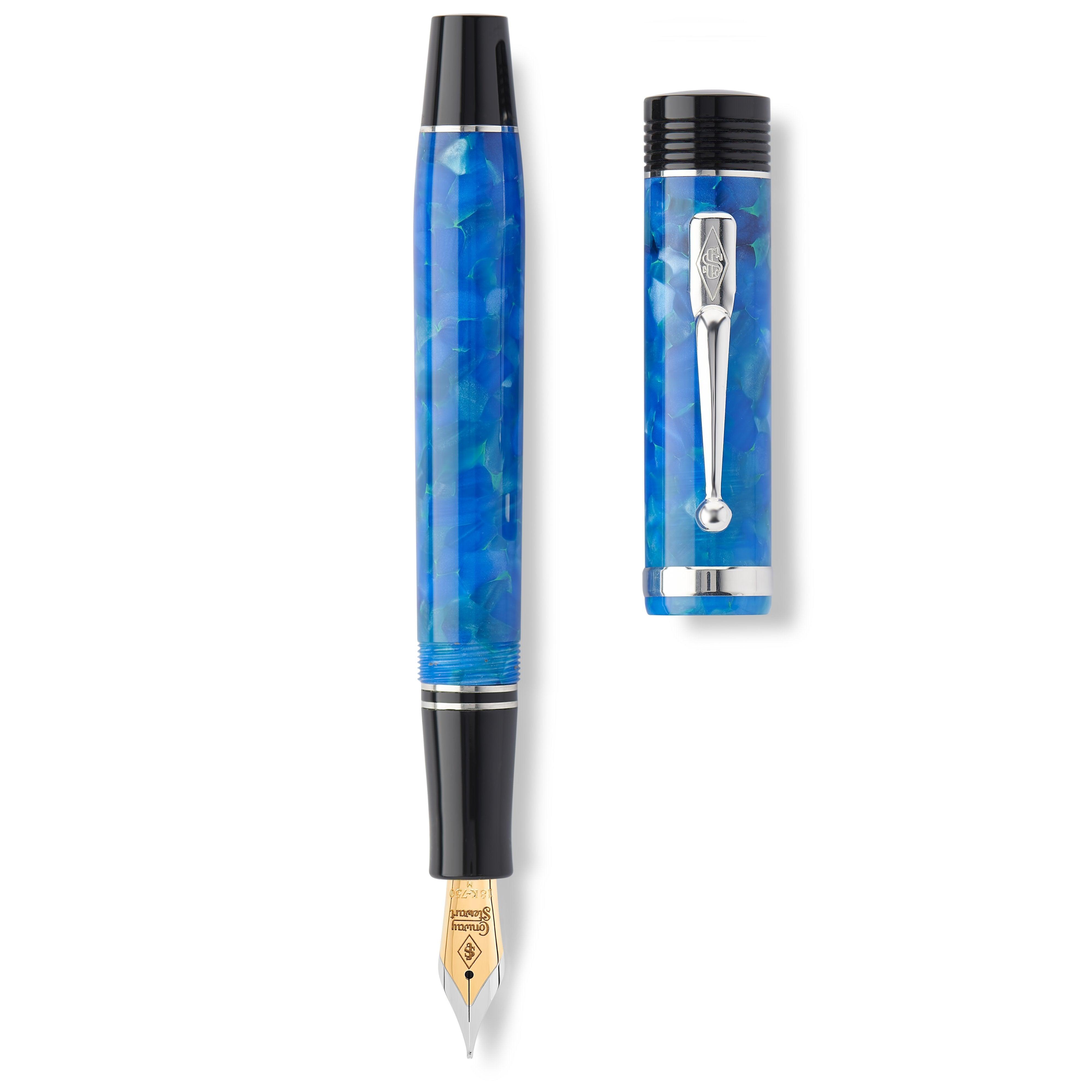 Churchill Ceruleum Blue फाउंटेन पेन का बैरल और कैप साथ-साथ रखे हुए, ऊपर से फ्लैट ले दृश्य